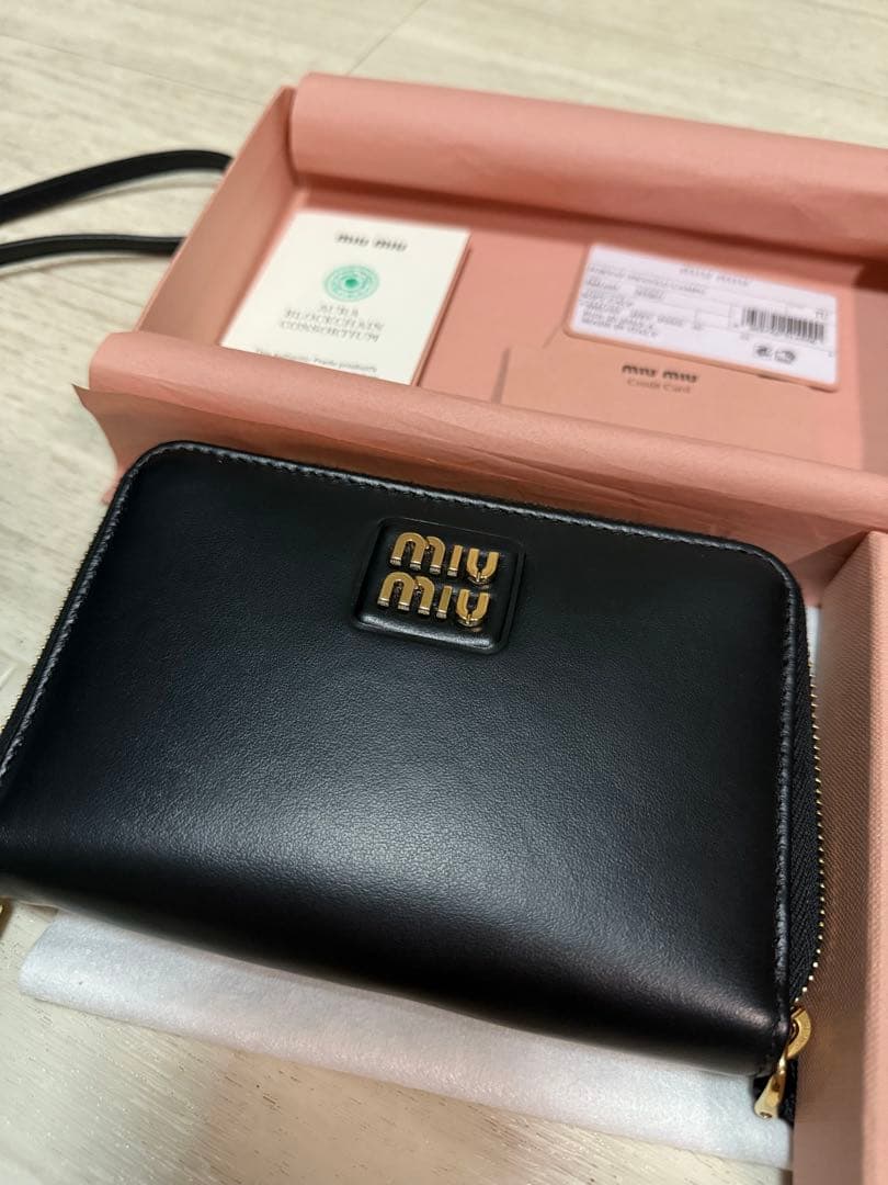 MiuMiu ミュウミュウ パスポートホルダー カードケース