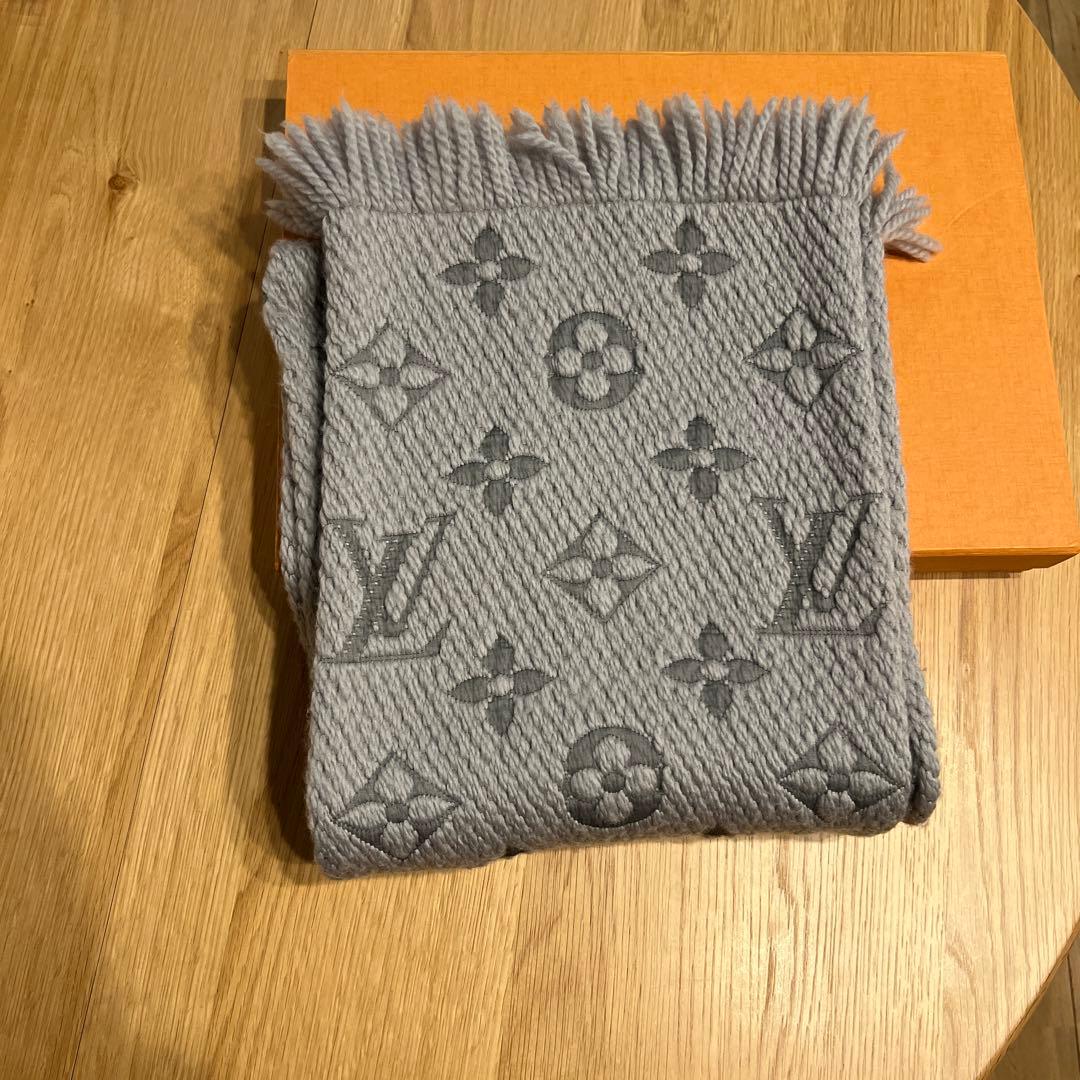 【早い者勝ち！】Louis Vuitton グレー マフラー ロゴ入り