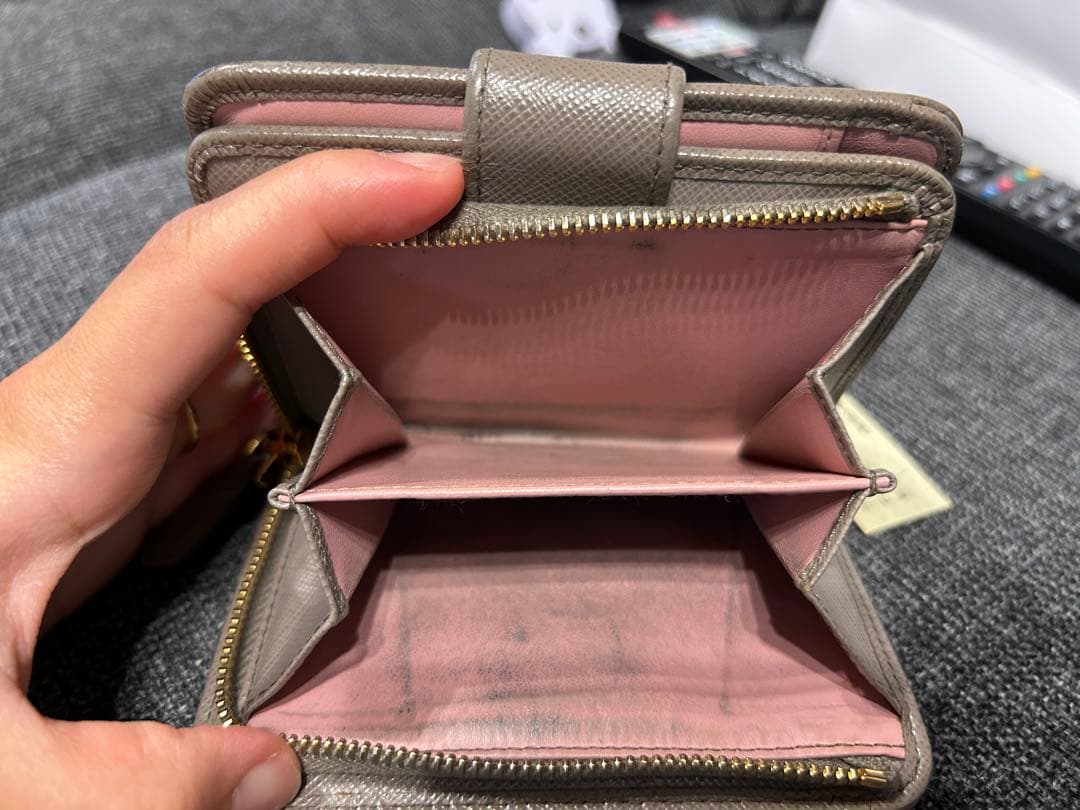 PRADA リボン付き二つ折り財布 グレー