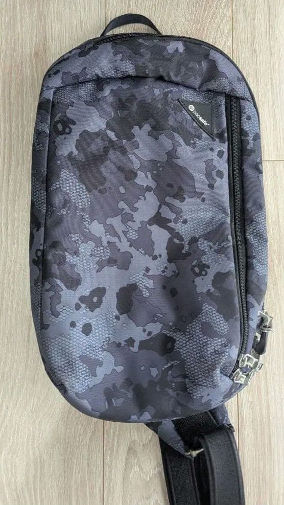 希! Pacsafe Vibe150 スリングバッグ 防犯 カモ柄
