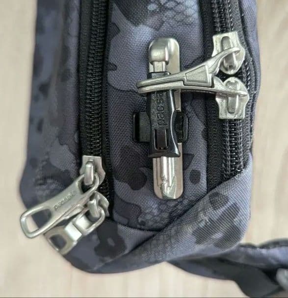 希! Pacsafe Vibe150 スリングバッグ 防犯 カモ柄