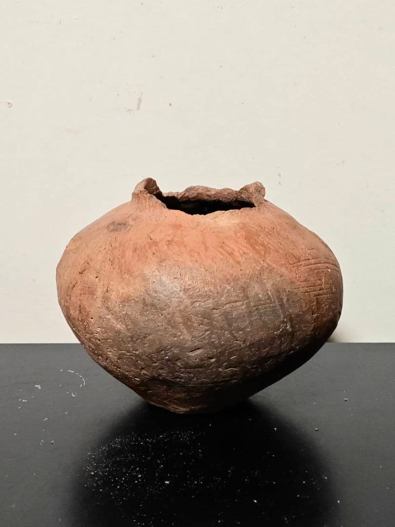 朱く艷やかな弥生土器　考古発掘品　土器　日本の美　古美術　花呼ぶ器