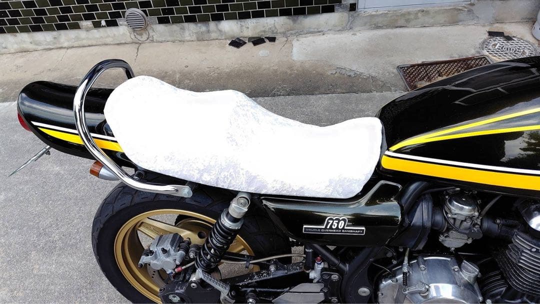 ゼファー750 シートベース　金具付き　アンコ抜き　チンチラ　後貼り