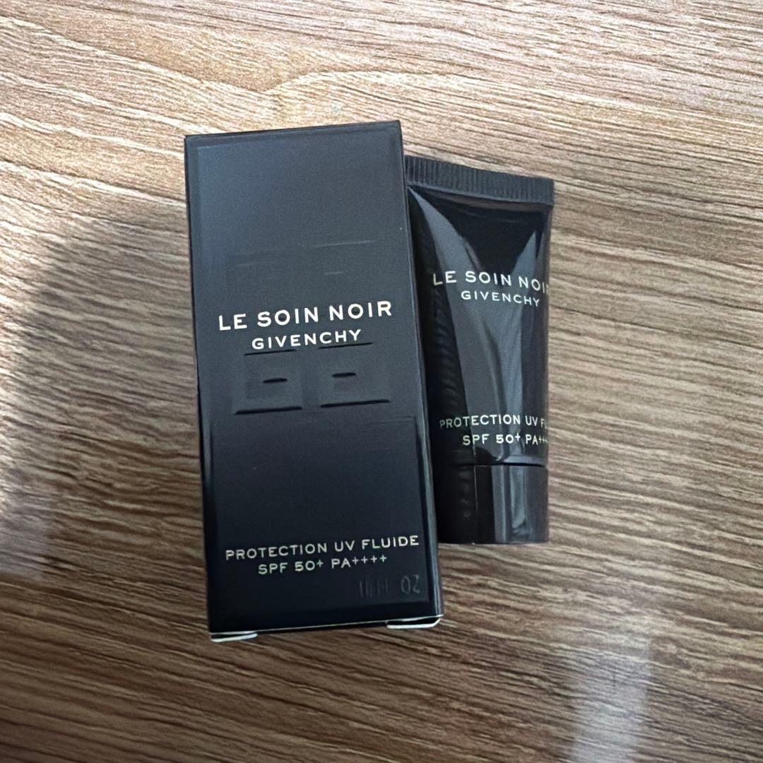 セール中！ジバンシイ LE SOIN NOIR UVコンパクト　サンプル付き