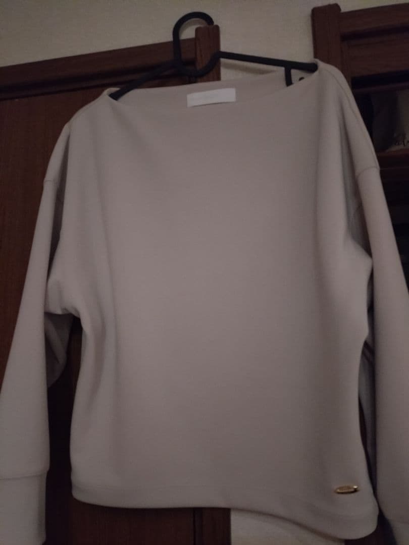 ノーリーズオフショルダー ベージュ Tシャツ長袖
