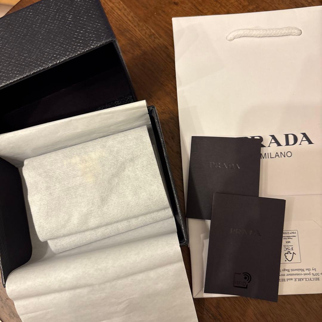 【新品未使用】プラダ　三つ折り財布
