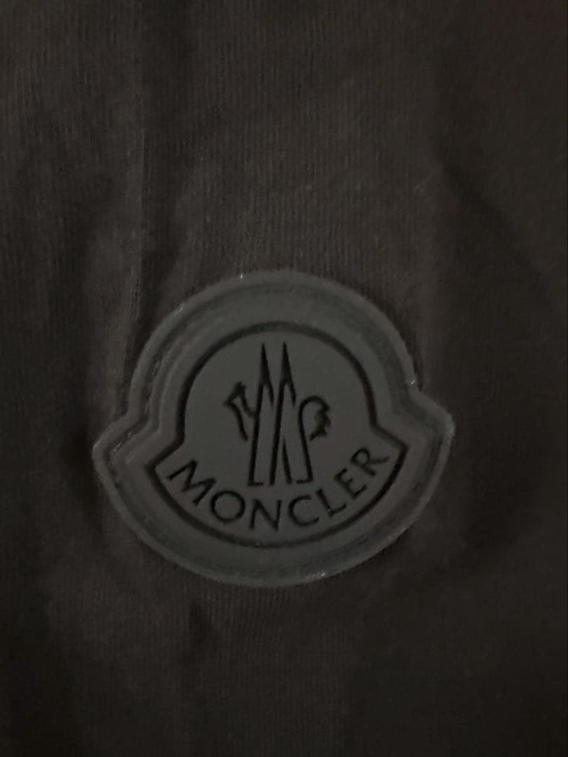 モンクレールTシャツ ロゴ入　黒色　新品タグ付き