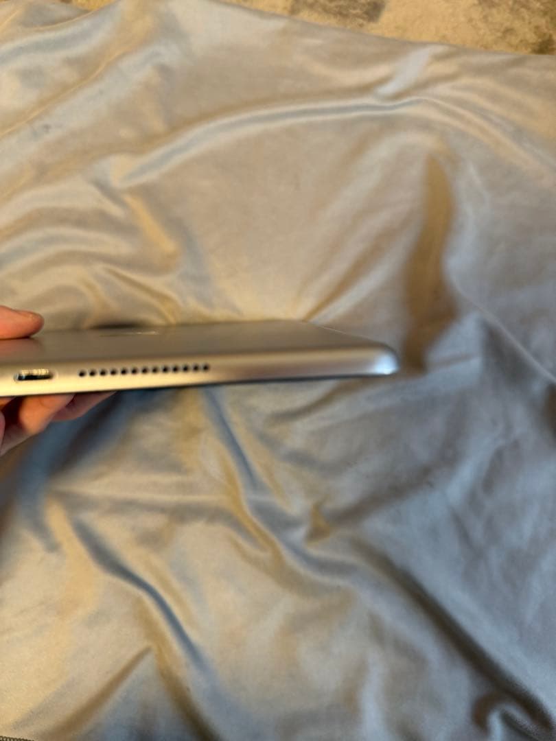 iPad シルバー 第6世代