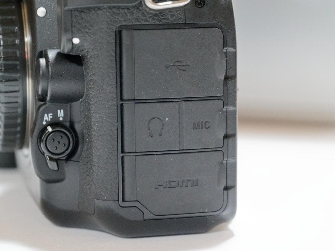 【撮影枚数 16466枚】Nikon D500 ボディ 付属品あり 薄傷あり