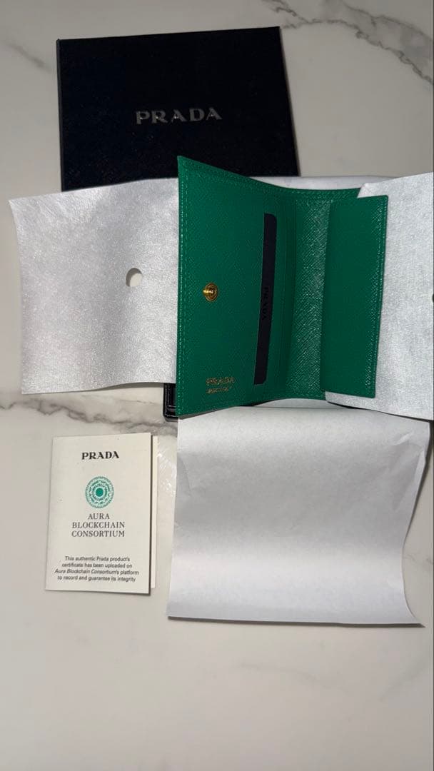 【完売レア品】PRADA サフィアーノ　財布　エメラルド　グリーン　緑