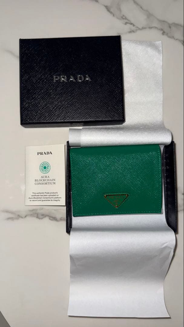 【完売レア品】PRADA サフィアーノ　財布　エメラルド　グリーン　緑