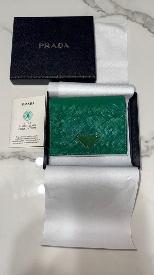 【完売レア品】PRADA サフィアーノ　財布　エメラルド　グリーン　緑