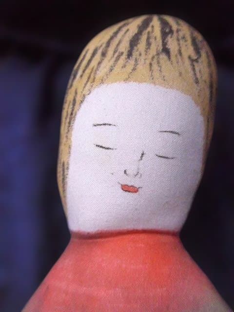 カラフルな母親と赤ちゃんの人形