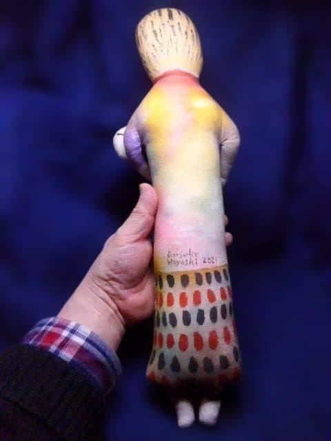 カラフルな母親と赤ちゃんの人形