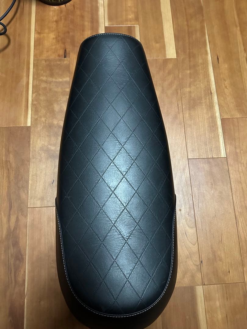 ロイヤルエンフィールド　int650 純正シート