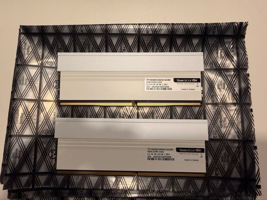 美品Team ARGB WHITE XTREEM DDR4 3200Mhz
