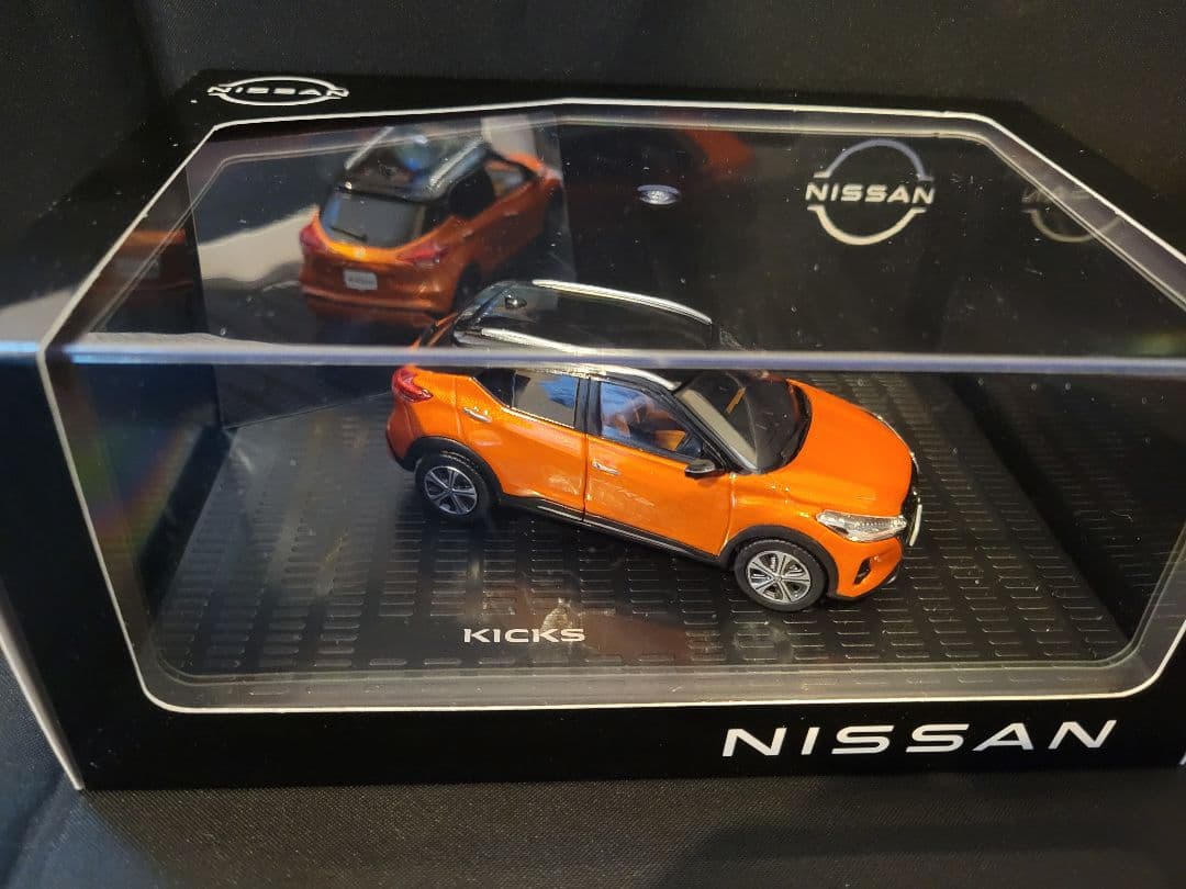 Nissan Kicks ミニカー ホワイト 1/43　オレンジ
