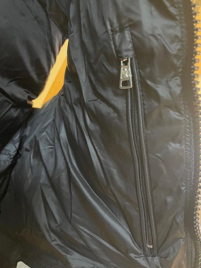 MONCLER フード付きブラックダウンベスト