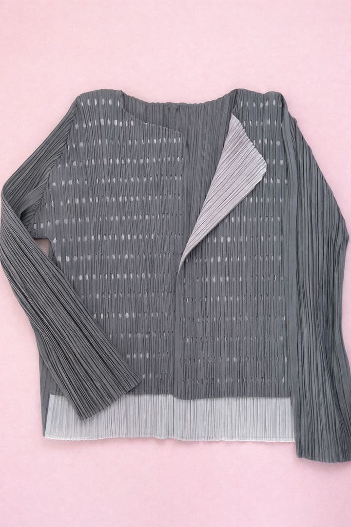 PLEATS PLEASライトグレー プリーツ長袖カーディガン