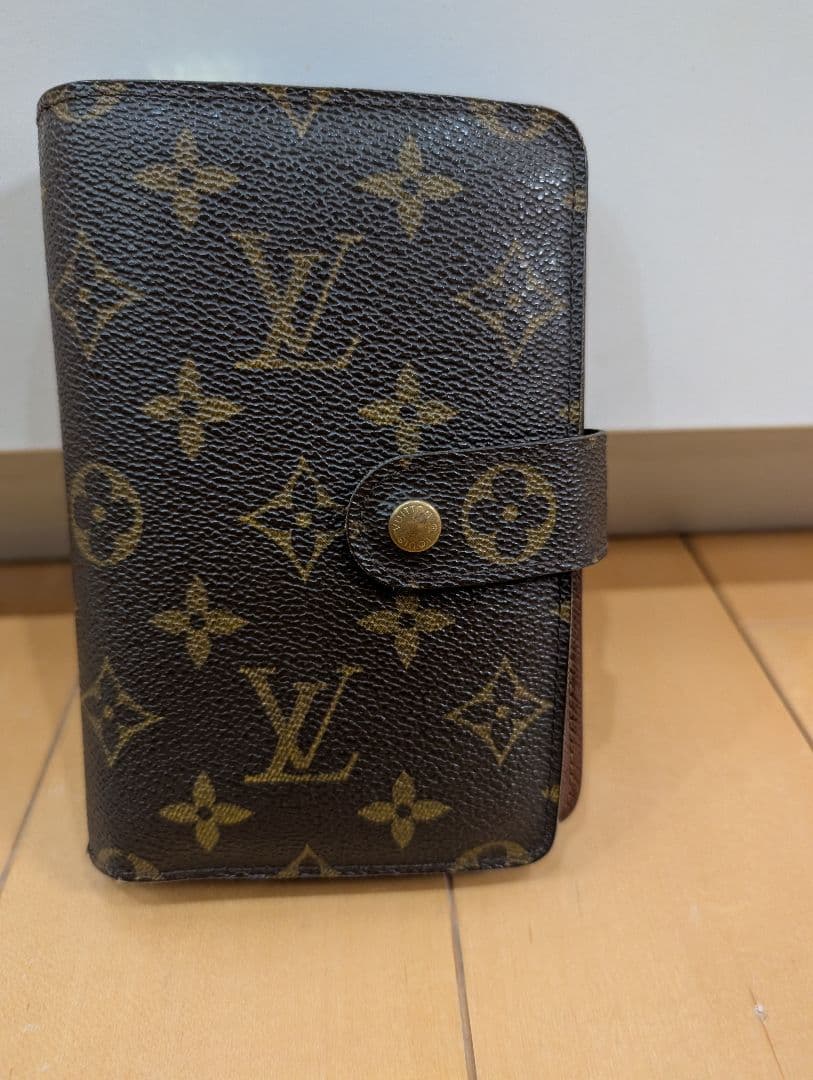 LOUIS VUITTON「ポルト パピエ・ジップ」二つ折り財布