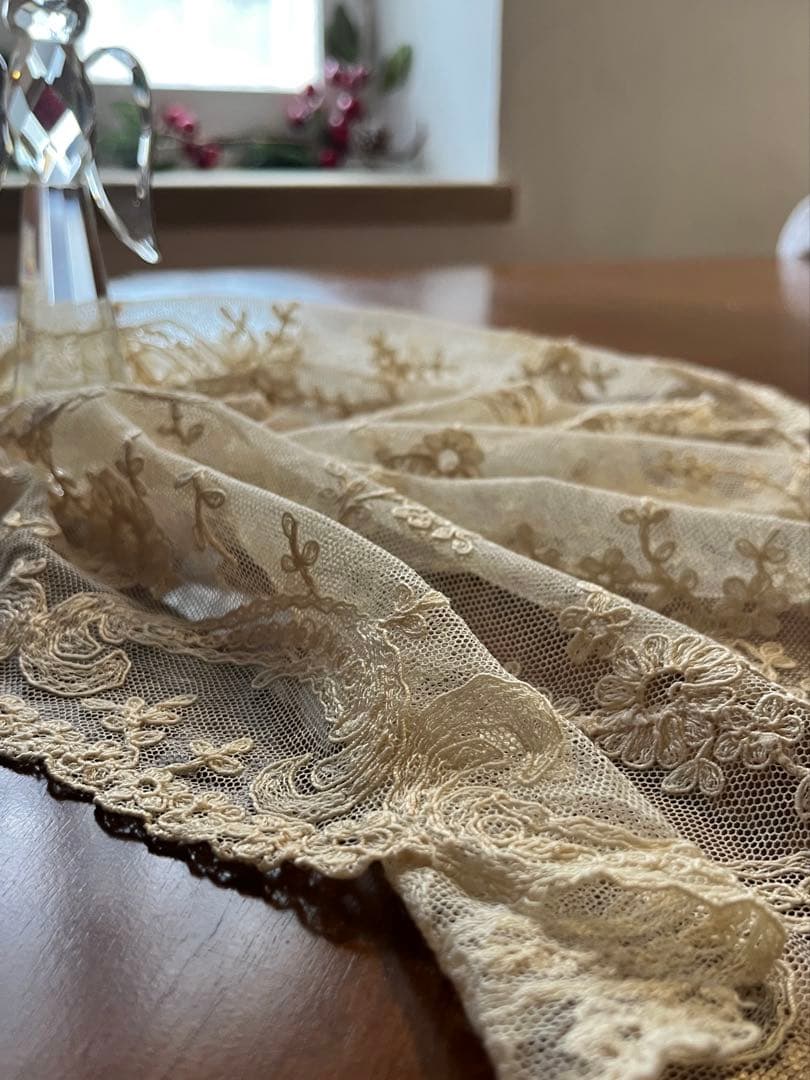 ◆フランスアンティーク｜美品チュールレーステーブルセンター花刺繍フリルクリーム