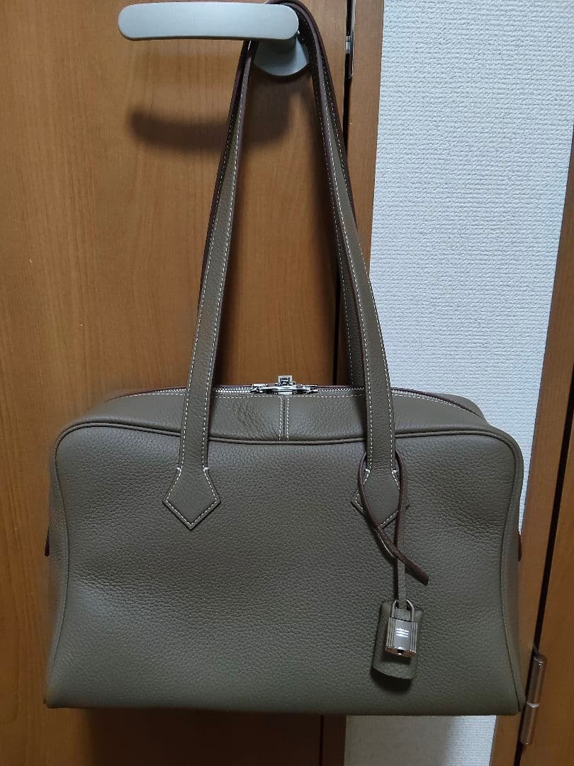 本革　ボストンバッグ　グレージュ　肩掛け可能