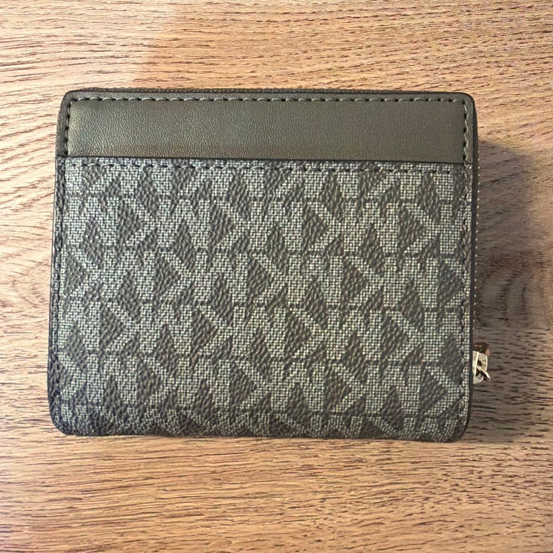新品・未使用　マイケルコース 二つ折り財布 レディース　アウトレット品 オリーブ