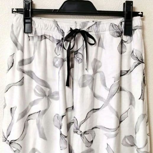 新品・タグ付！SNIDEL  リボン柄 シルキーフリース ロングパンツ