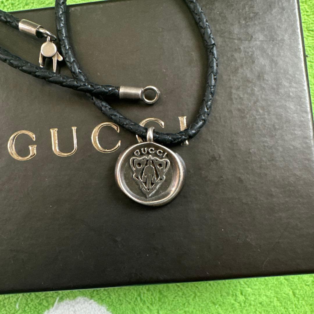 GUCCI レザー メダルペンダント ネックレス