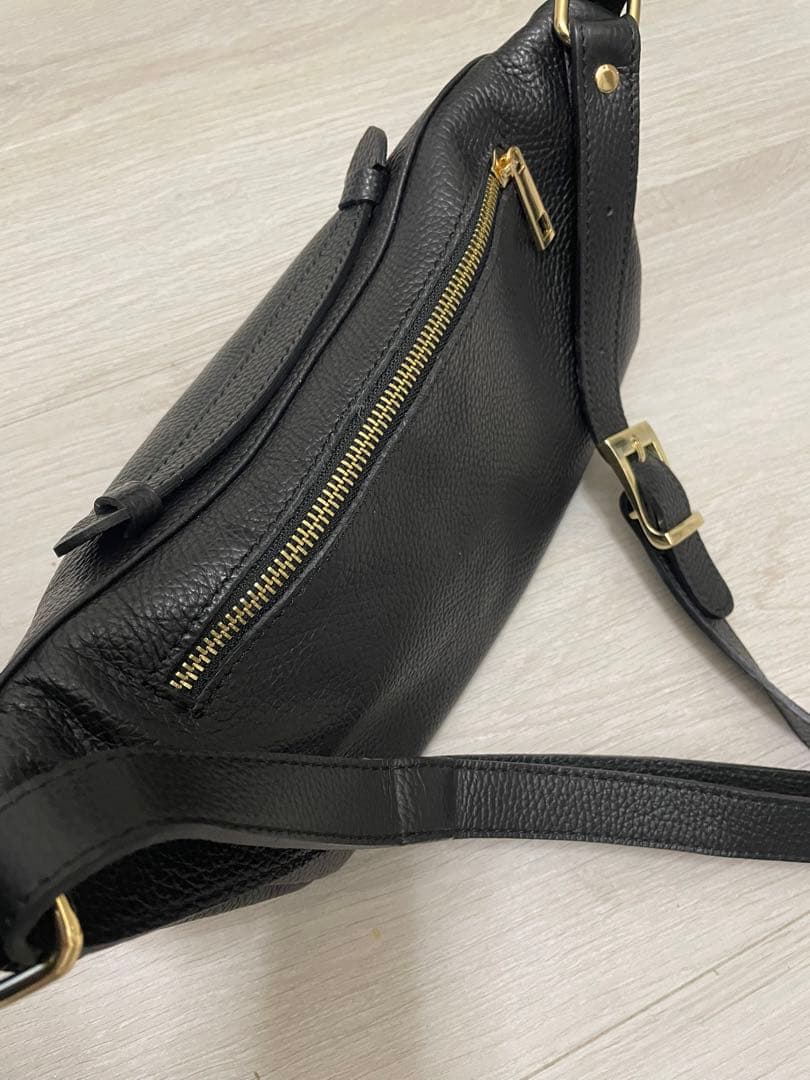 AULENTTI ボディバッグ 黒 レザー