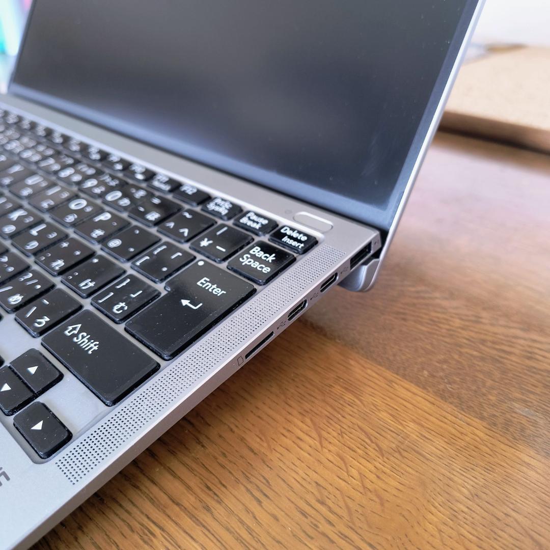 美品、第10世代Core i5、高速クルーシャルSSD500GB搭載、14インチ