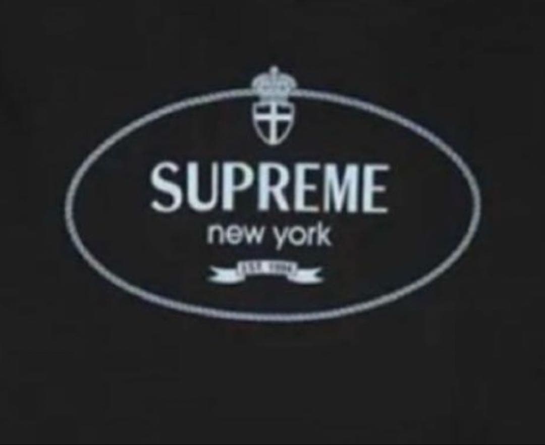く*ん様 【限定品】SUPREME Crest Tee✨ シンプルながら高級感！