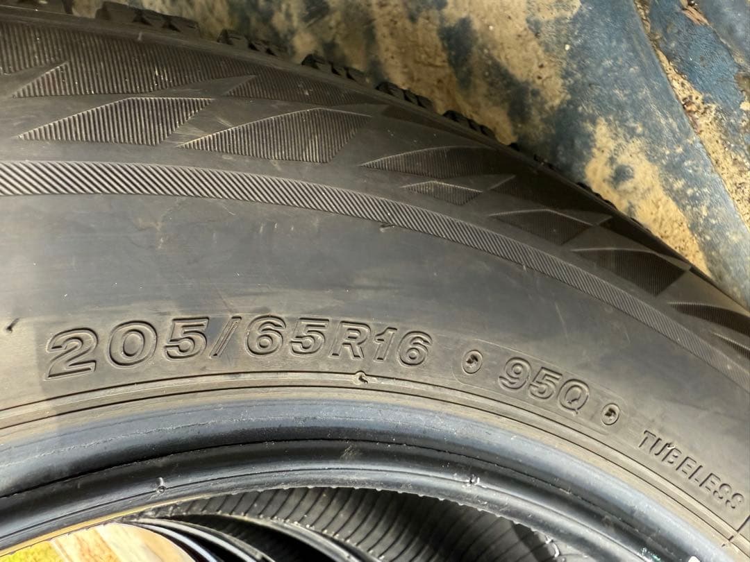 角刈りブリヂストンスタッドレス205／65R16 95Q深溝