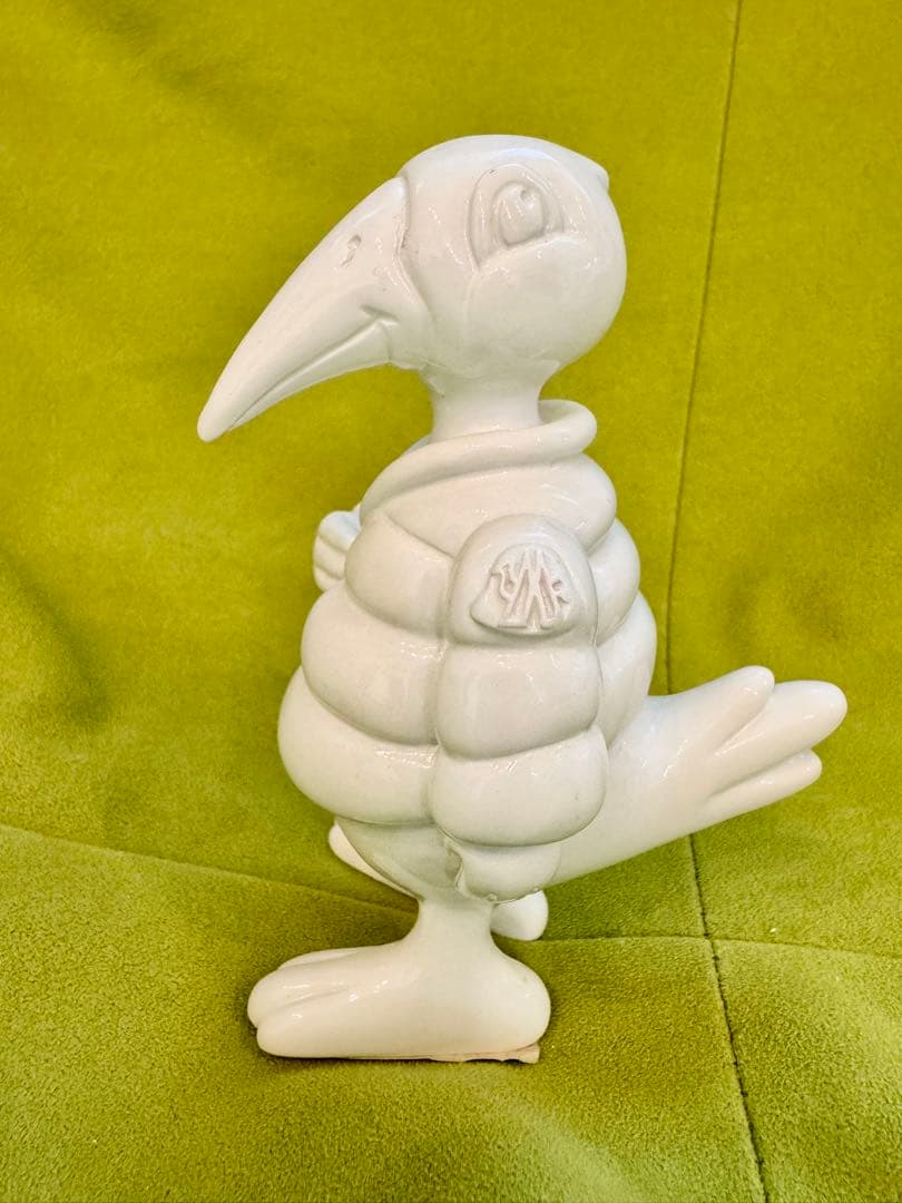モンクレール白い陶器製の鳥の彫刻