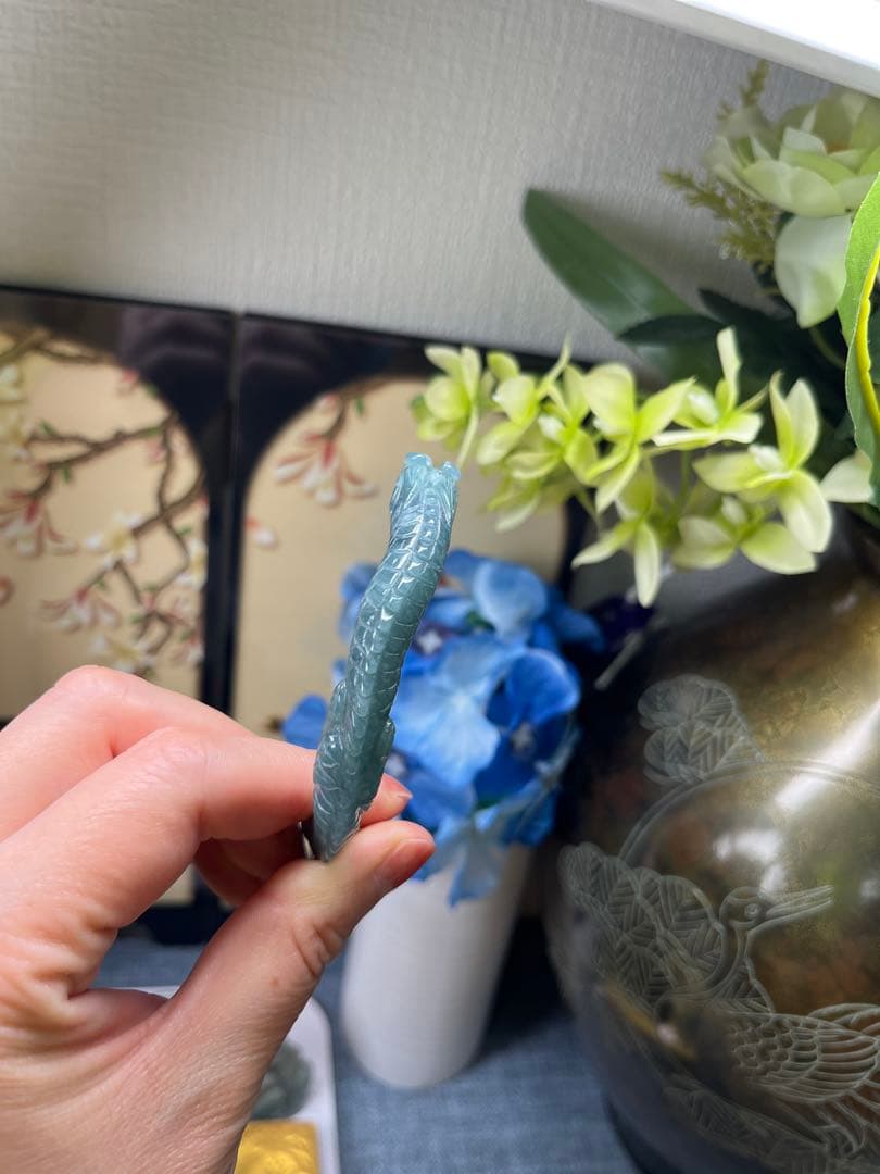 凛々しい❣️天然A貨翡翠　リアル品、氷藍水龍神様彫りバングル　鑑定書付き