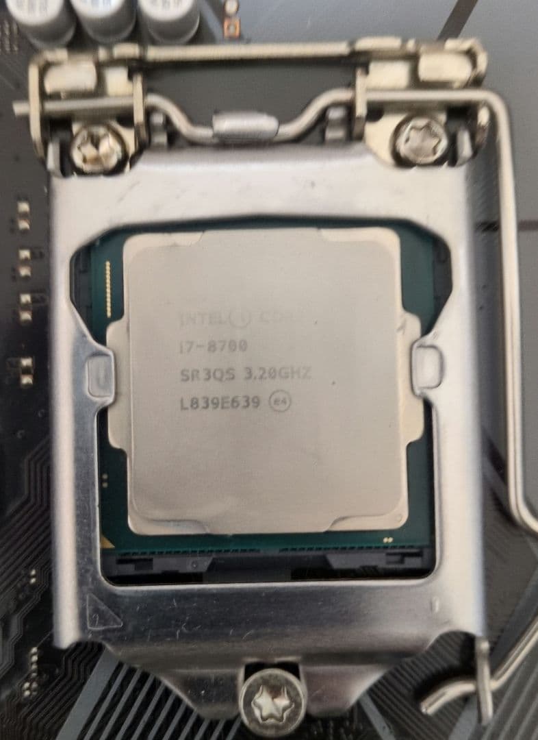 i7 8700 と H370m−plus