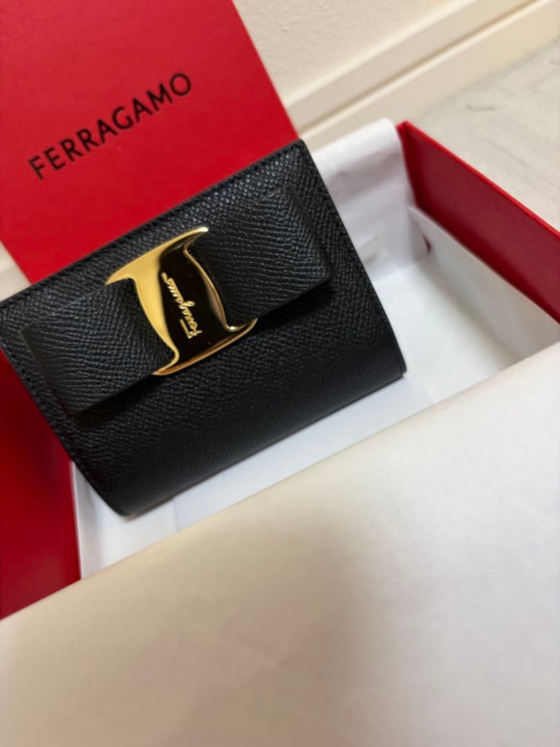 フェラガモ　ヴァラ 二つ折り財布　FERRAGAMO 黒
