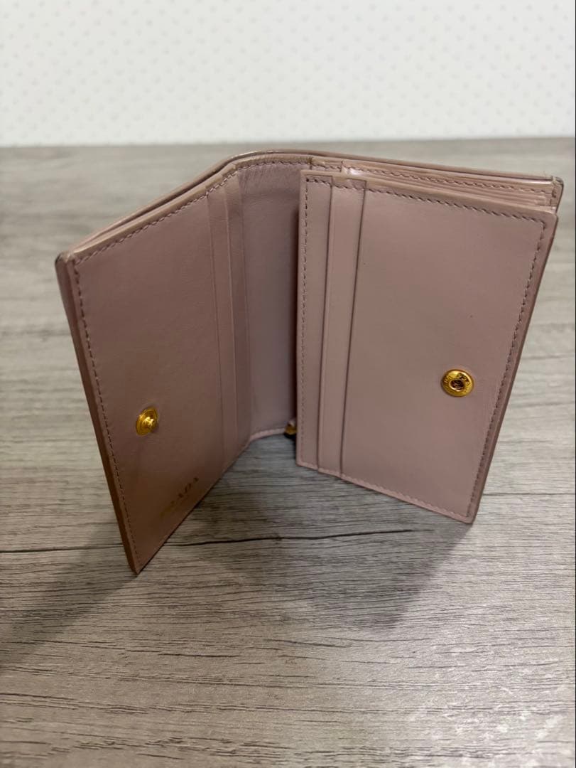 プラダ 財布 プラダ 2つ折り財布