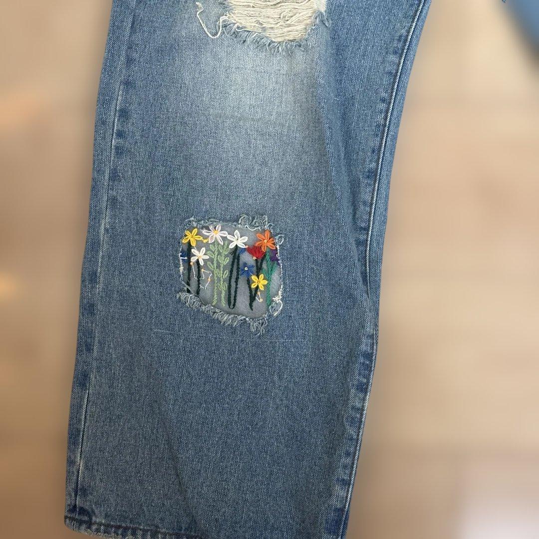 刺繍入りダメージデニムパンツ