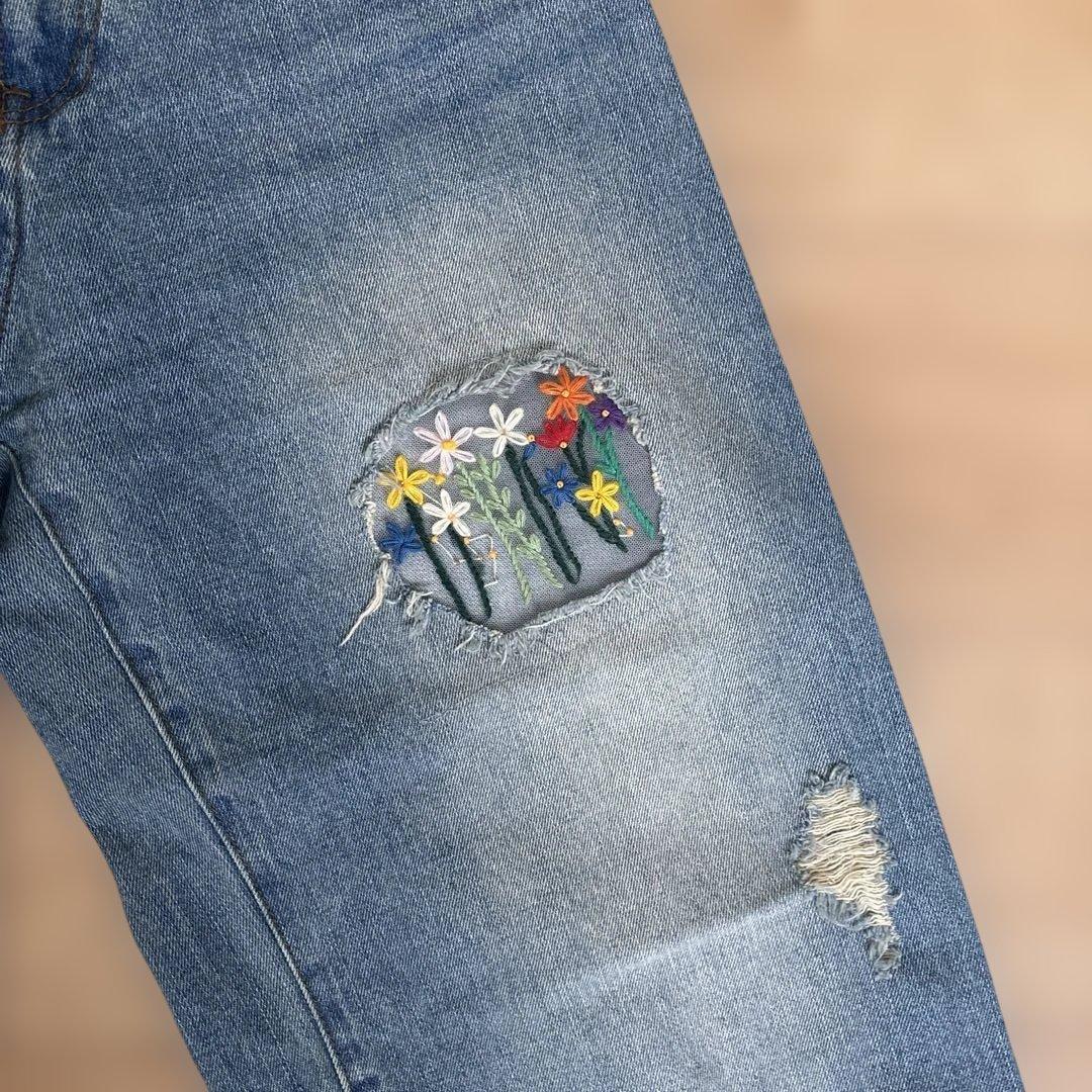 刺繍入りダメージデニムパンツ