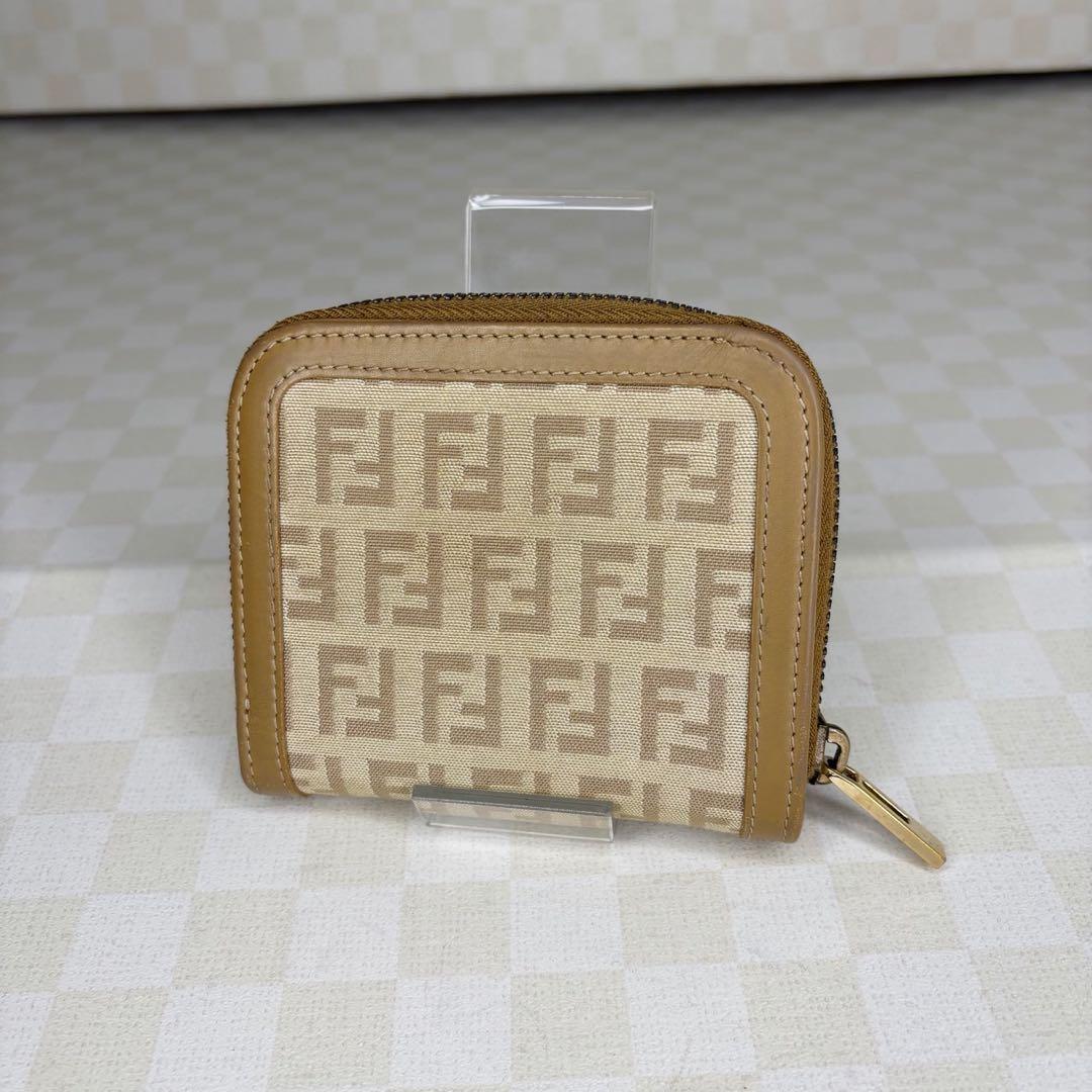 極美品　FENDI フェンディ　財布　二つ折り　ラウンドジップ　M06