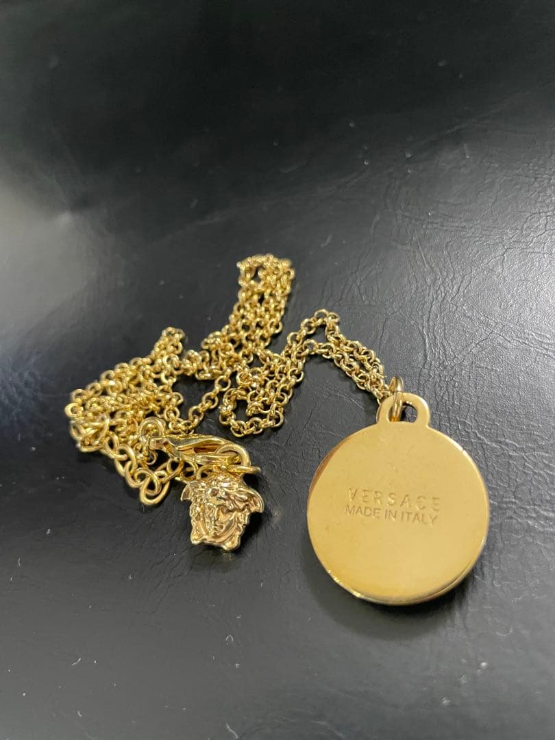 VERSACE メダル型ネックレス