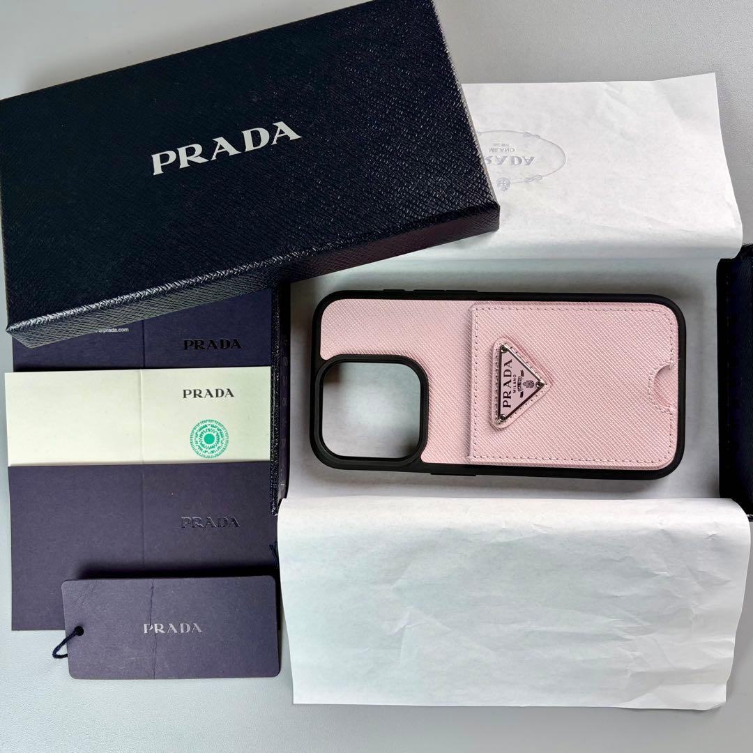 新品 未使用 プラダ PRADA iPhoneケース 15 Pro ロゴ ピンク