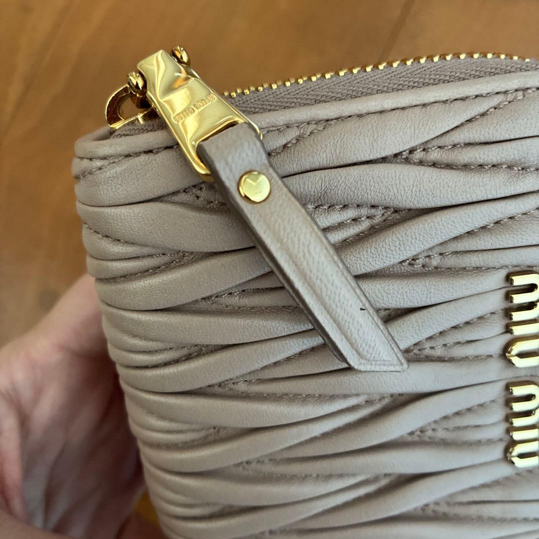 miu miu プリーツデザイン 二つ折り財布 グレーベージュ