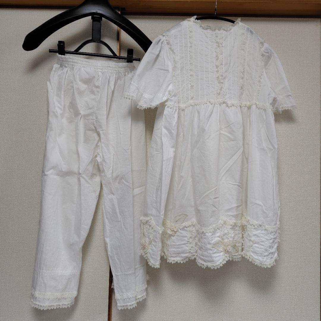 再お値下げヒスクローネ　さえら　花柄刺繍フリル付きホワイトパジャマ上下セット
