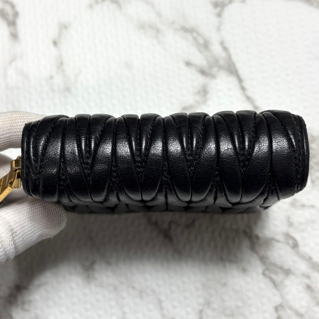 【美品】ミュウミュウ マテラッセ 二つ折り財布 ブラック ゴールド金具 レザー
