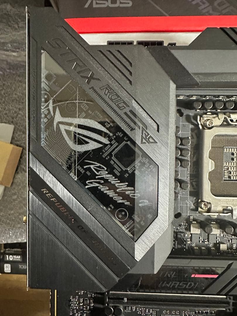 ROG STRIX Z690-F GAMING WIFI 本体
