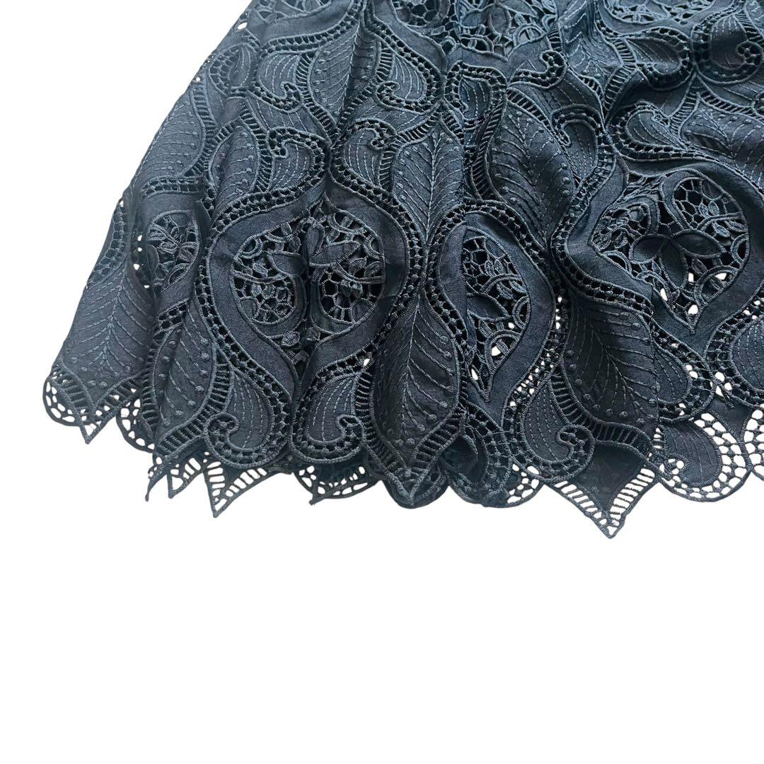 新品未使用　ジェンヌ　 刺繍入り黒フレアスカート