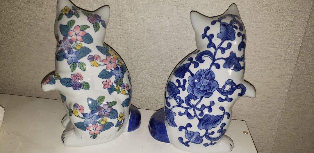 青い花柄の陶器製猫像2体セット