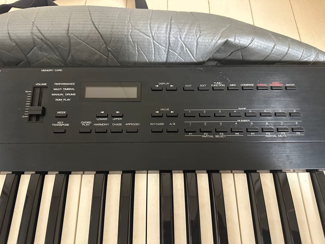 Roland D-5 シンセサイザー 61鍵 専用ケース付き